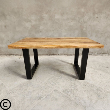 La table à manger manguier métal de Kukuu est disponible en 160 et 180 cm. Kukuu, meubles industriels de qualité.